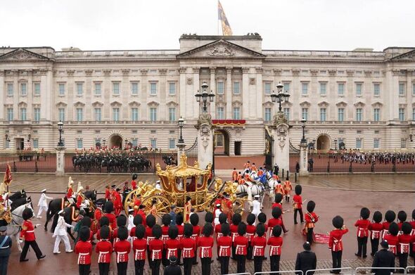 Die Prozession kehrt zum Buckingham Palace zurück