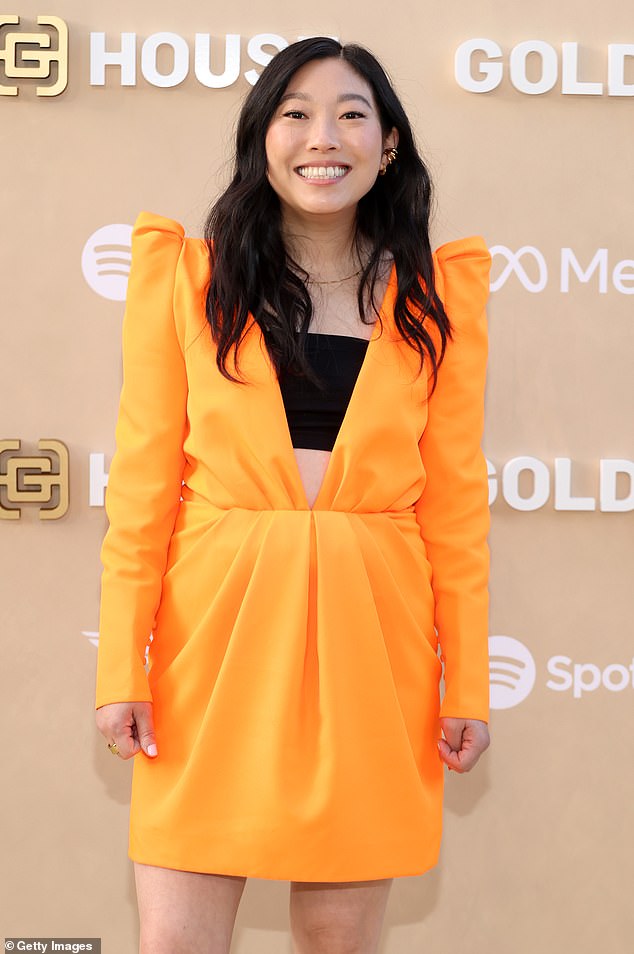 Heller Stern: Crazy Rich Asians-Schauspielerin Awkwafina trug ein neonoranges, gerafftes Kleid mit V-Ausschnitt und gepolsterten Schultern von Saint Laurent