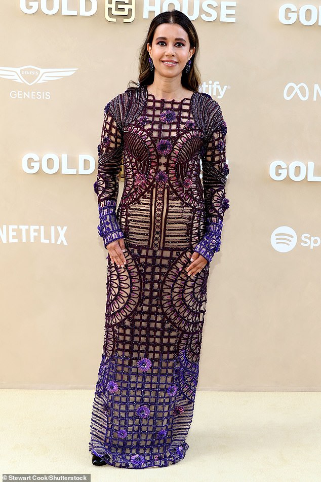 Kristallausschnitt: Brooklyn Nine-Nine-Schauspielerin Sujata Day trug ein mehrfarbiges, langärmliges Kleid mit Pailletten von oben nach unten