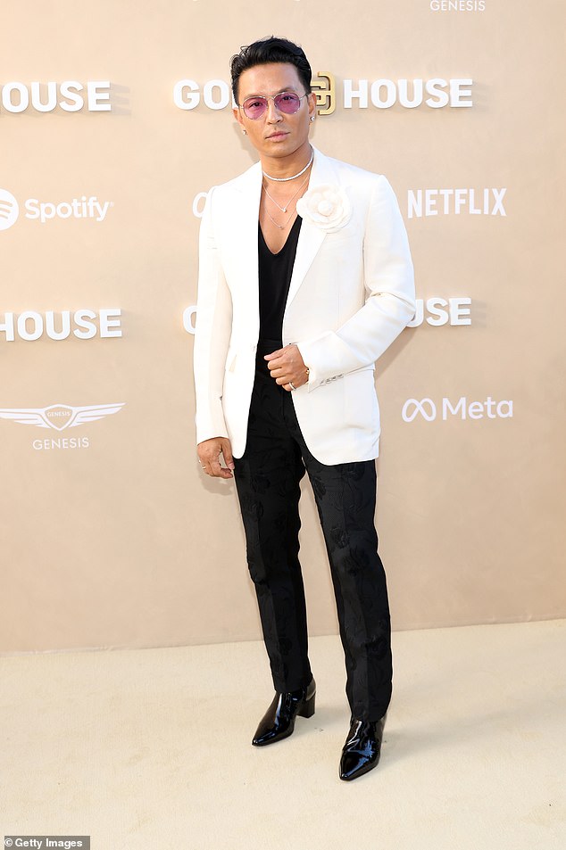 Herrenmode: Modedesigner Prabal Gurung sah adrett aus in einer weißen Jacke mit floraler Applikation über einem schwarzen V-Neck-Shirt mit schwarzen Hosen und Stiefeln