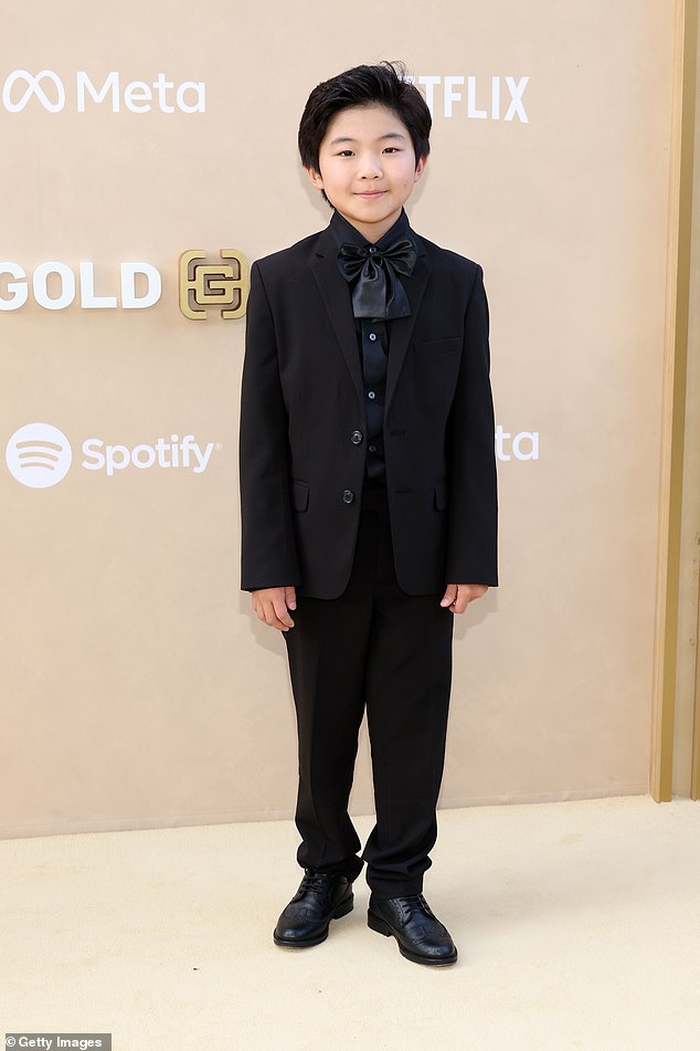 Stilvolles Kind: Minari-Schauspieler Alan Kim trug einen schwarzen Anzug mit einer schwarzen Satinfliege und schwarzen Schuhen