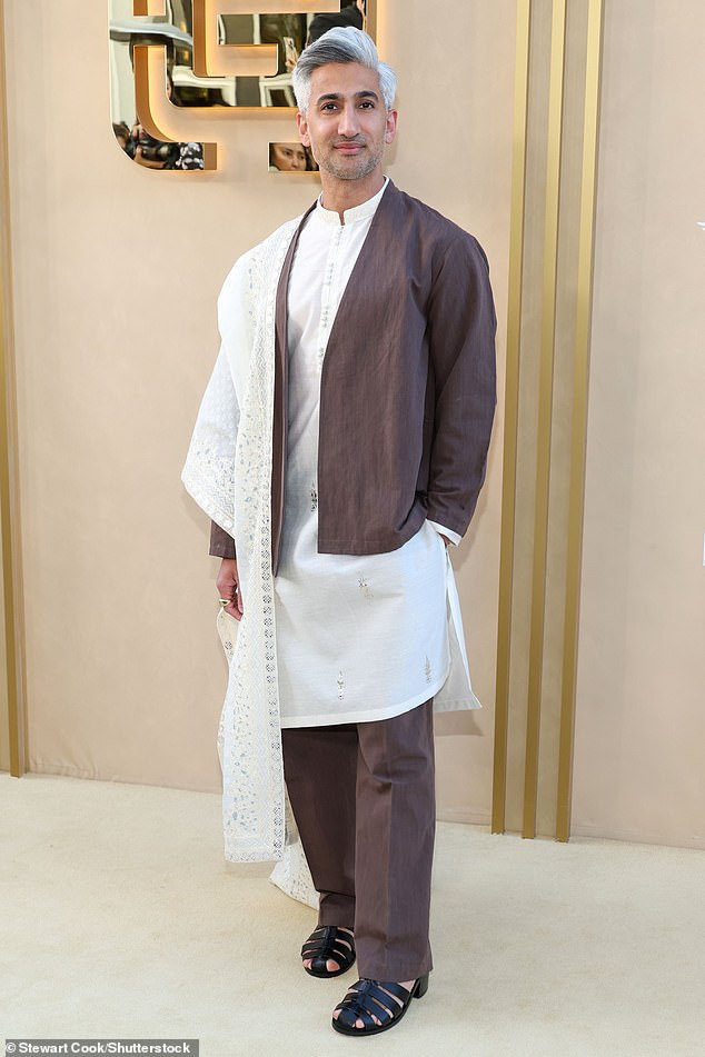 Einzigartig: Tan France zeigte seinen Stil in einem braun-weißen Outfit