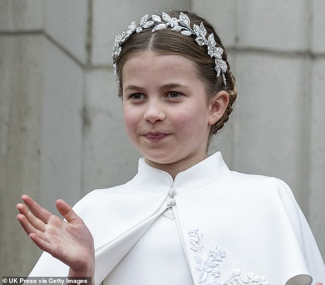Die achtjährige Prinzessin Charlotte, die ein passendes Kleid von Alexander McQueen zu ihrer Mutter trug, trug am Krönungstag ihres Sohnes ebenfalls die atemberaubende Kopfbedeckung in einer vielleicht subtilen, aber süßen Hommage an den verstorbenen Monarchen