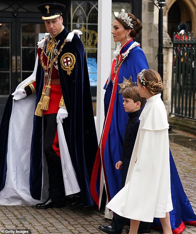 Kate kam mit Prinz William in einem atemberaubenden Kleid aus elfenbeinfarbenem Seidenkrepp in der Westminster Abbey an, das mit silbernen Stickereien mit Rosen-, Distel-, Narzissen- und Kleeblattmotiven versehen war, die jede der vier Nationen repräsentierten