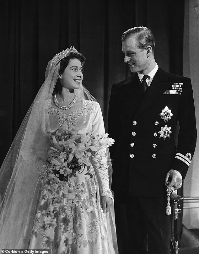 Prinzessin Elizabeth, später Königin Elizabeth II., mit ihrem Ehemann Phillip, Herzog von Edinburgh, an ihrem Hochzeitstag, dem 20. November 1947