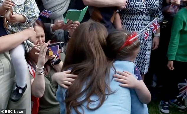 In einem süßen Moment blieb Kate stehen, um ein junges Mädchen zu umarmen, das in der Menge wartete