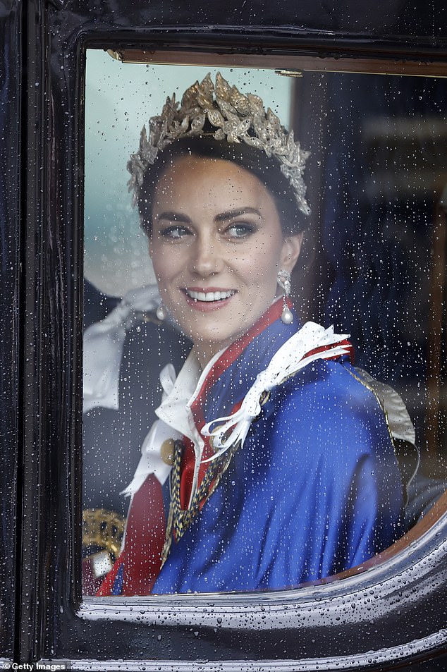 Die Mutter von drei Kindern trug Perlenohrringe, die Diana vor ihrer Hochzeit mit Prinz Charles im Jahr 1981 geschenkt wurden.