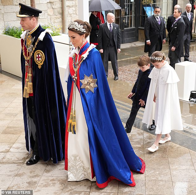 Prinzessin Charlotte zog ein Kleid von Alexander McQueen an, das zu dem ihrer Mutter passte, als die Familie an der gestrigen Zeremonie teilnahm
