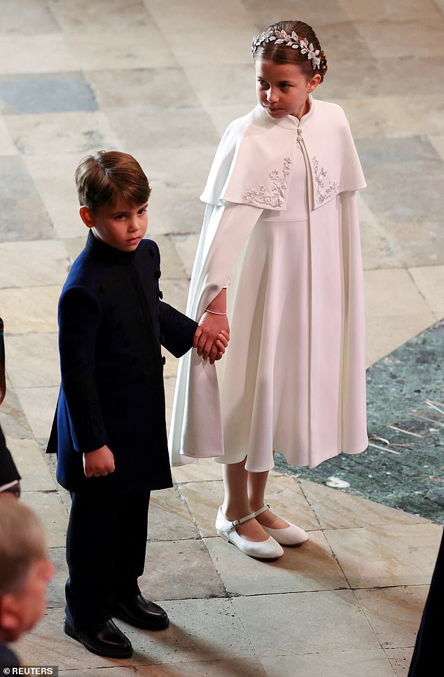 Prinzessin Charlotte reichte dem jüngeren Bruder Prinz Louis eine beruhigende Hand, als das Paar in der Westminster Abbey ankam