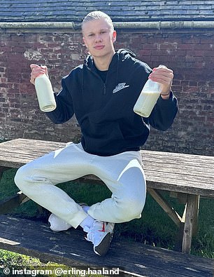 Haaland zeigt stolz seine zwei Milchflaschen
