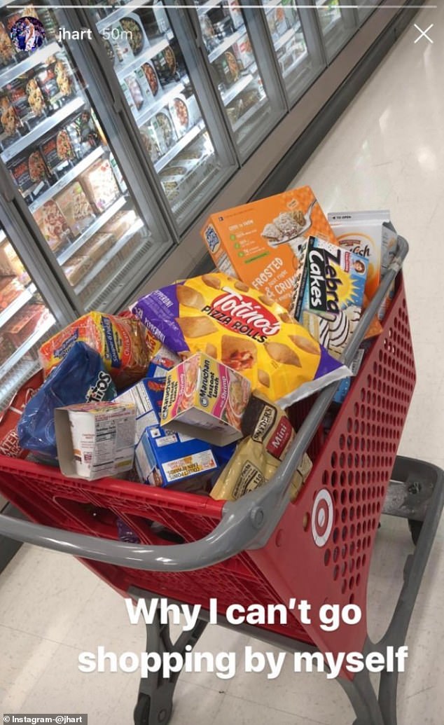 Hart zeigte zuvor 2018 seine Lebensmitteleinkäufe und zeigte seine Liebe zu Snacks