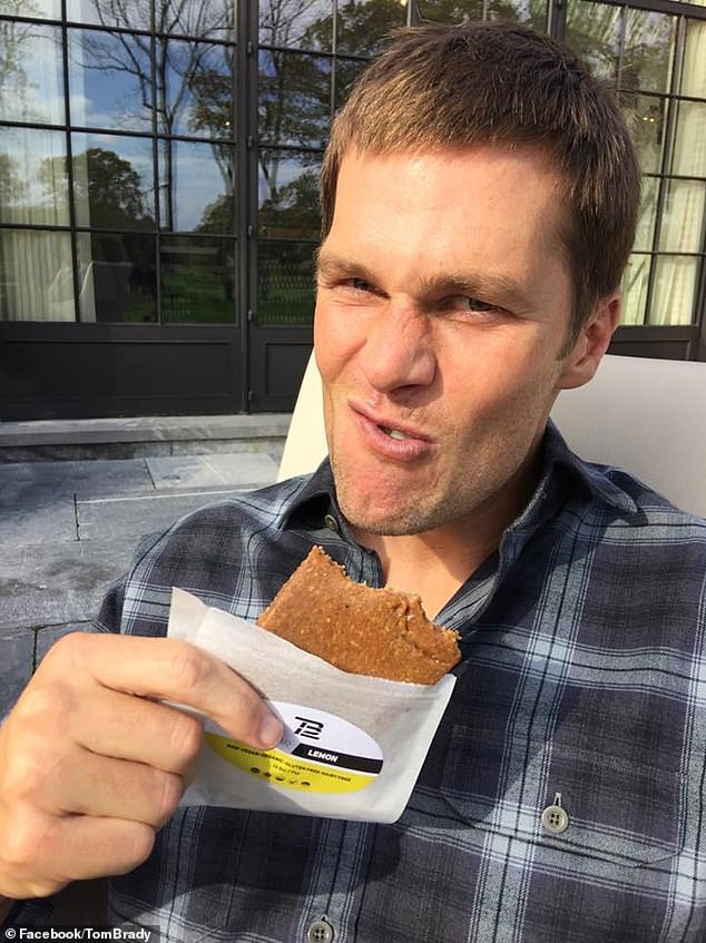 Brady isst einen Riegel seiner Gesundheits- und Wellnessmarke TB12
