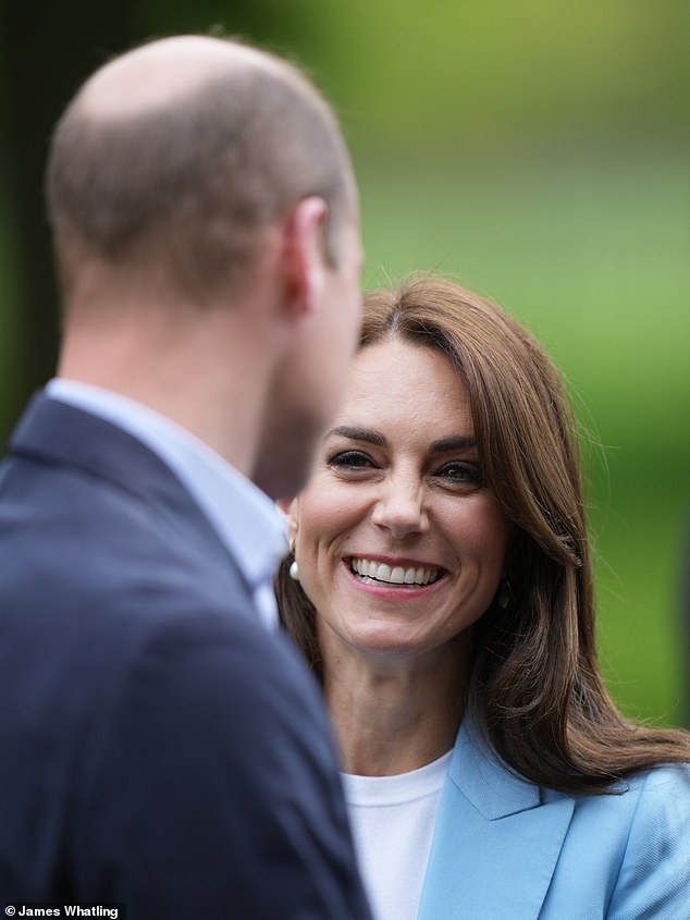 Prinzessin von Wales grinst ihren Ehemann an, als sie an einem großen Mittagessen in Windsor teilnehmen