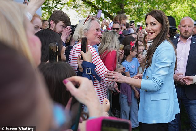Die Prinzessin von Wales spricht mit königlichen Fans, als sie heute am Windsor Big Lunch teilnahm