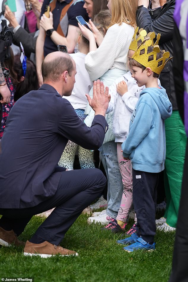 Prinz William begrüßt Kinder in Papierkronen, als er an einem Big Lunch-Event in Windsor teilnimmt