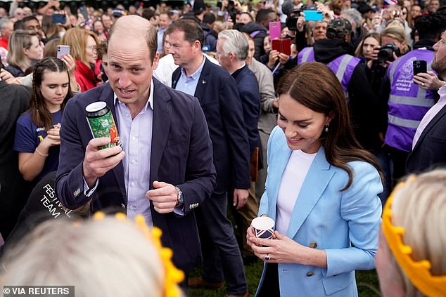 Der Prinz von Wales erhielt eine Dose Organic Coronation Ale, als er in Windsor ankam