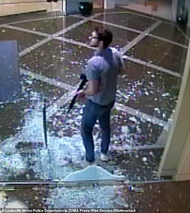 Louisville-Schütze Connor Sturgeon am Montag in der Old National Bank, wo er fünf Kollegen tötete, bevor er von der Polizei erschossen wurde