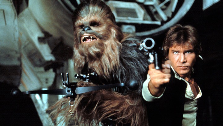 Chewbacca und Han Solo zielen mit Waffen.