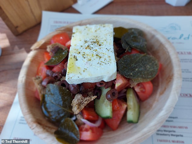 In Griechenland ist der griechische Salat (oben abgebildet im Angsana Corfu Resort and Spa) immer gehaltvoll genug, um als Hauptmahlzeit eingestuft zu werden
