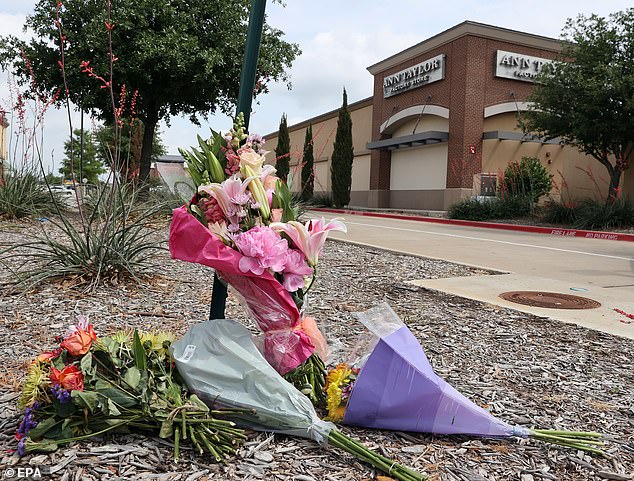 Ein Blumenstrauß wird vor dem Eingang der Allen Premium Outlet Mall zurückgelassen, um an die zu erinnern, die während der Massenschießerei am Vortag in Allen, Texas, getötet wurden