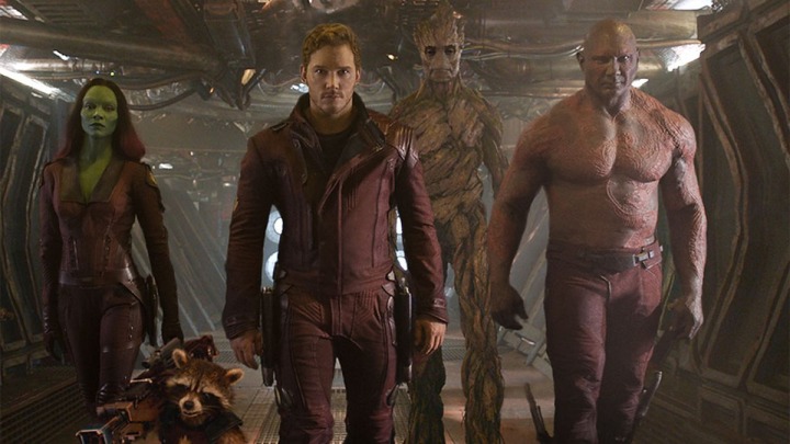 Die Besetzung von Guardians of the Galaxy geht auf die Kamera zu.