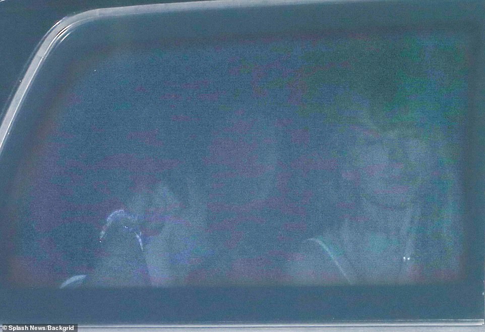 Nach Hause gebunden: Das gemunkelte Paar war auf dem Weg zu Taylors Wohnung