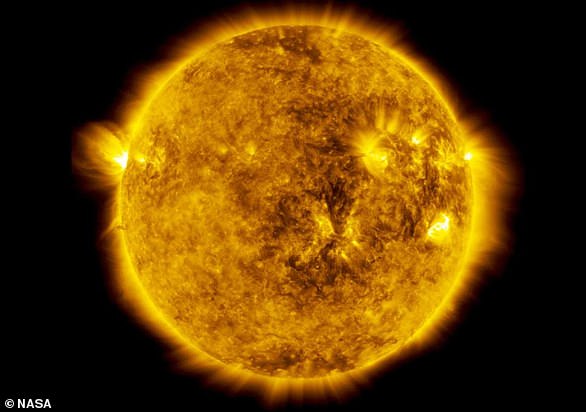 In fünf Milliarden Jahren wird die Sonne angeblich zu einem roten Riesenstern herangewachsen sein, der mehr als hundertmal größer ist als seine derzeitige Größe