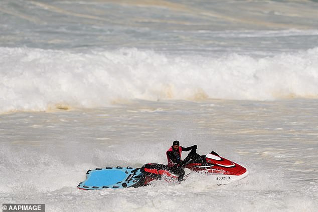 Rettungsschwimmer setzten Jetskis ein, um die gefährlichen Surfbedingungen in Bondi genau im Auge zu behalten