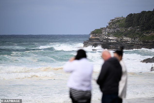 Bondi Beach (im Bild) blieb am Montag trotz der gefährlichen Surfbedingungen geöffnet