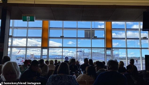 Auch am Flughafen Sydney wurden mindestens 50 Inlandsflüge gestrichen.  Abgebildet sind Passagiere an einem überfüllten Flughafen in Hobart, die darauf warten, nach Sydney zu reisen