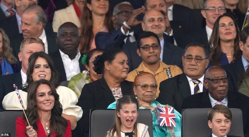 Kate Middleton wurde gesehen, wie sie lachte und ihre Union Jack-Flagge neben ihren Kindern schwenkte, die ihren mit Sternen gefüllten Musikabend liebten