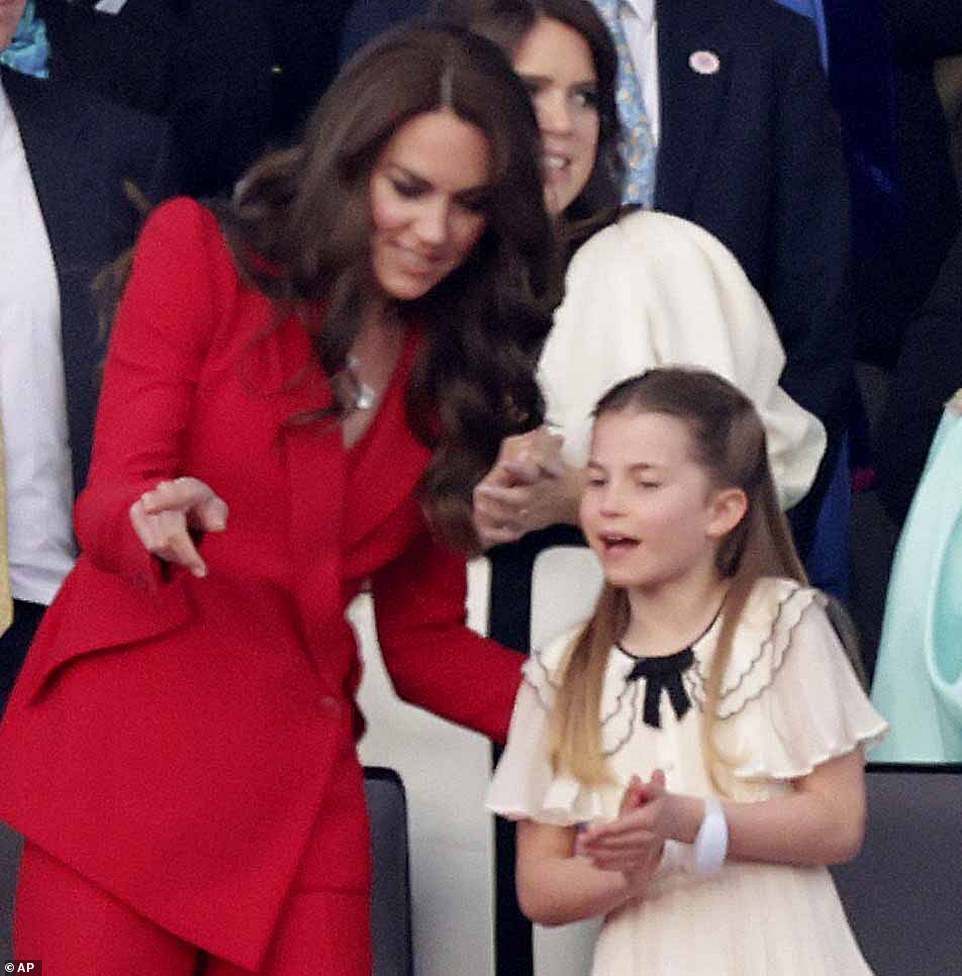 Kate stellte sich vor, wie sie beim Krönungskonzert mit ihrer Tochter sprach.  Die Royals erfreuten sich heute Abend an einem Muppets-Sketch beim Konzert