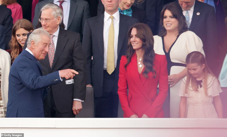 Seine Majestät!  King Charles schien auf etwas in der Menge zu zeigen, als er während des Konzerts neben Kate und Prinzessin Charlotte stand