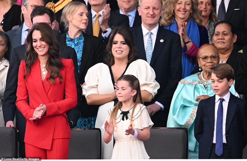 Familien-Angelegenheit!  Die Prinzessin von Wales, Prinzessin Eugenie, Prinzessin Charlotte und Prinz George standen alle während des Krönungskonzerts auf den Beinen