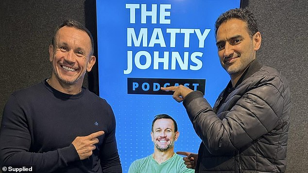 Der erfahrene Fernsehmoderator, 44, erschien am Sonntag im Podcast von Matty Johns (links) und sagte, er habe „große Probleme“ mit sozialen Medien und werde sie niemals nutzen
