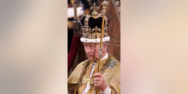 König Charles III wird während seiner Krönungszeremonie mit der St. Edwards Crown gekrönt
