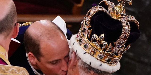 Eine Nahaufnahme von Prinz William, der seinen Vater King Charles küsst