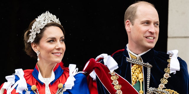 Eine Nahaufnahme von Prinz William und Kate Middleton in königlichen Ornaten