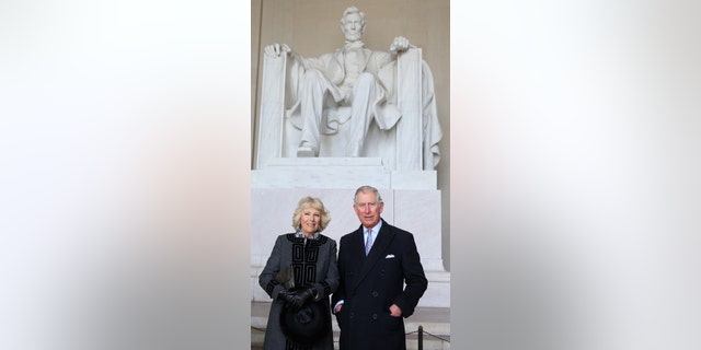 König Charles und Königin Camilla posieren vor einer Statue von Abraham Lincoln in Washington
