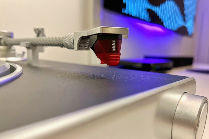 The Ortofon 2M Red moving magnet cartridge of the Victrola Stream Carbon Sonos turntable.