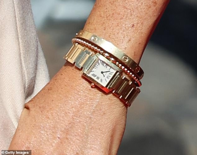 Die stylische Mutter von zwei Kindern rockte auch ein Cartier Love-Armband im Wert von 5.000 £, das sie oft als Accessoire mit ihrem Aussehen sieht