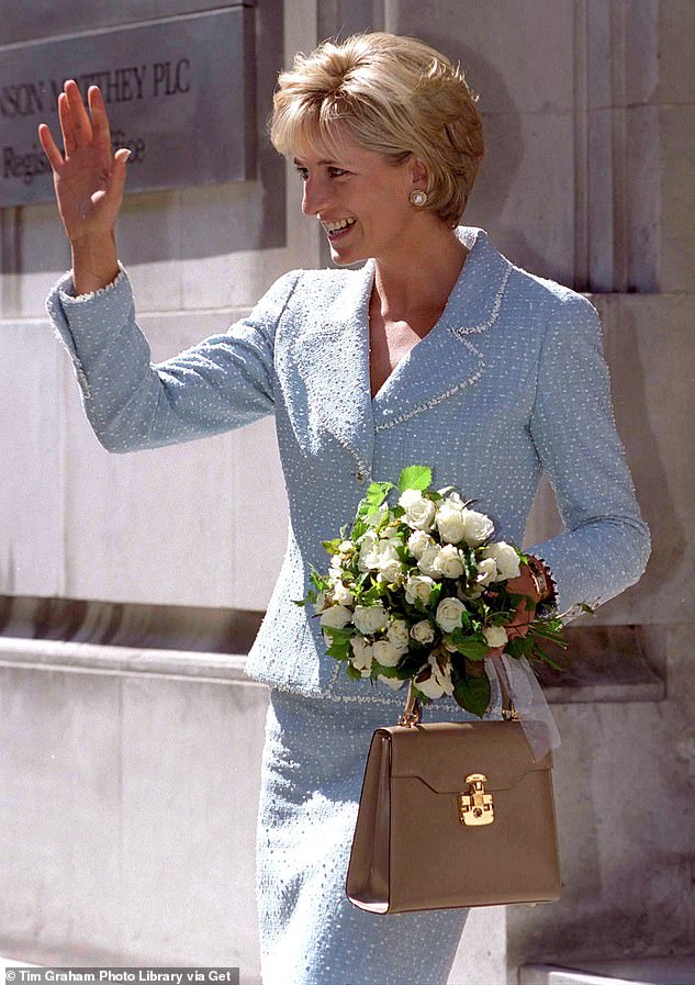 Meghans elegante Uhr war ursprünglich im Besitz von Diana, die sie 1997 bei einer Verlobung mit der British Lung Foundation an ihrem Handgelenk trug