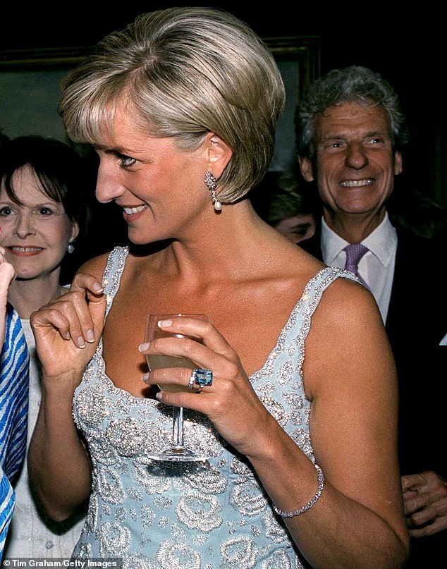 In der Zwischenzeit zollte die Königin ihrer verstorbenen Schwiegermutter Tribut, indem sie ihr diamantenes Cartier-Tennisarmband trug