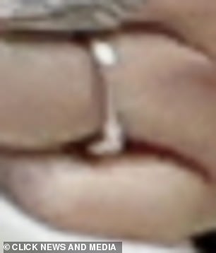 Setzen Sie einen Ring darauf: Während Kym noch ein sehr dünnes Band an ihrem Ringfinger trug, waren ihr Verlobungsring und ihr dicker Diamant-Ehering nicht mehr an ihrer Hand (im Bild am Sonntag)