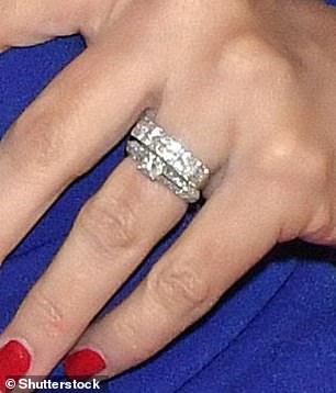Schillernd: Sie trug zuvor einen klobigen Ehering und einen mit Diamanten besetzten Verlobungsring (abgebildet im Mai letzten Jahres)