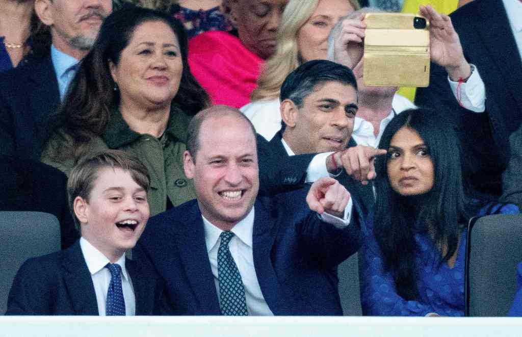 Der britische Prinz George von Wales (L) und der britische Prinz William, Prinz von Wales, reagieren, als der britische Premierminister Rishi Sunak (2R) und seine Frau Akshata Murty am 7. Mai 2023 am Krönungskonzert auf Schloss Windsor in Windsor, westlich von London, teilnehmen.