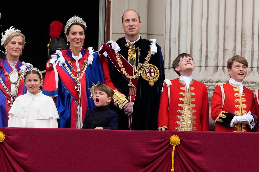 Sophie Duchess of Edinburgh, von links, Prinzessin Charlotte, Kate Princess of Wales, Prinz Louis, Prinz William und Prinz George, rechts, begrüßen die Menge vom Balkon des Buckingham Palace nach der Krönungszeremonie von König Charles III und Königin Camilla in London, Samstag, 6. Mai 2023. ()