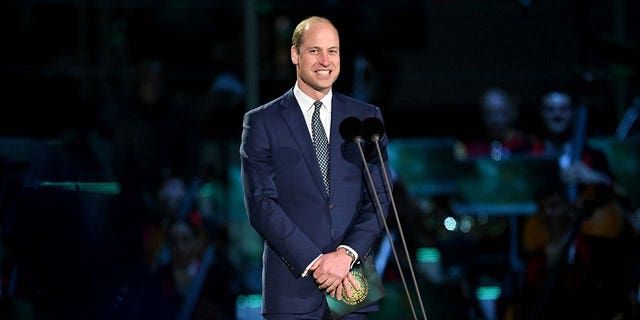 Der Prinz von Wales trägt beim Krönungskonzert einen blauen Anzug und eine Krawatte
