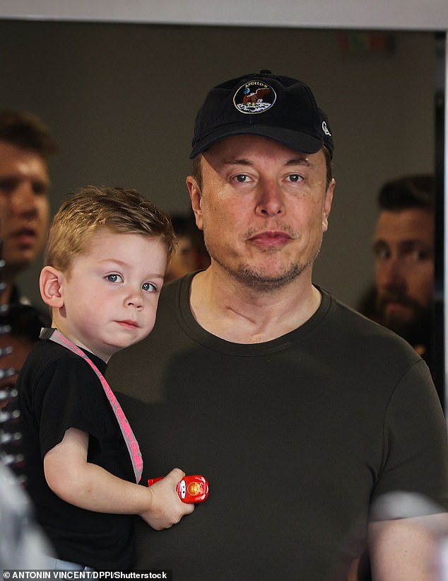 Abgebildet sind Musk und sein Sohn am Samstag beim Formel-1-Rennen in Miami, Florida
