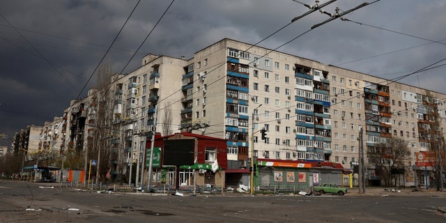 Ukrainisches Wohnhaus zerstört nach Militärschlag, Wolkenhimmel